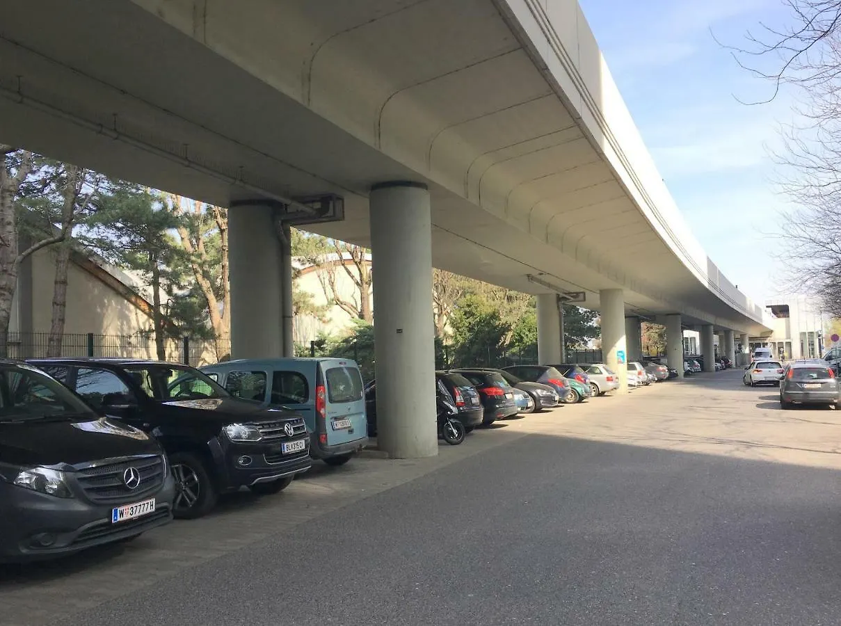 Zentrumnah Direkt An Ubahn Bei Un-Vic Und Am Badestrand Vienna Apartment